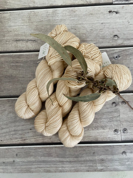 Pale Gold - 4ply/fingering - silk and merino yarn - Jasmine 4