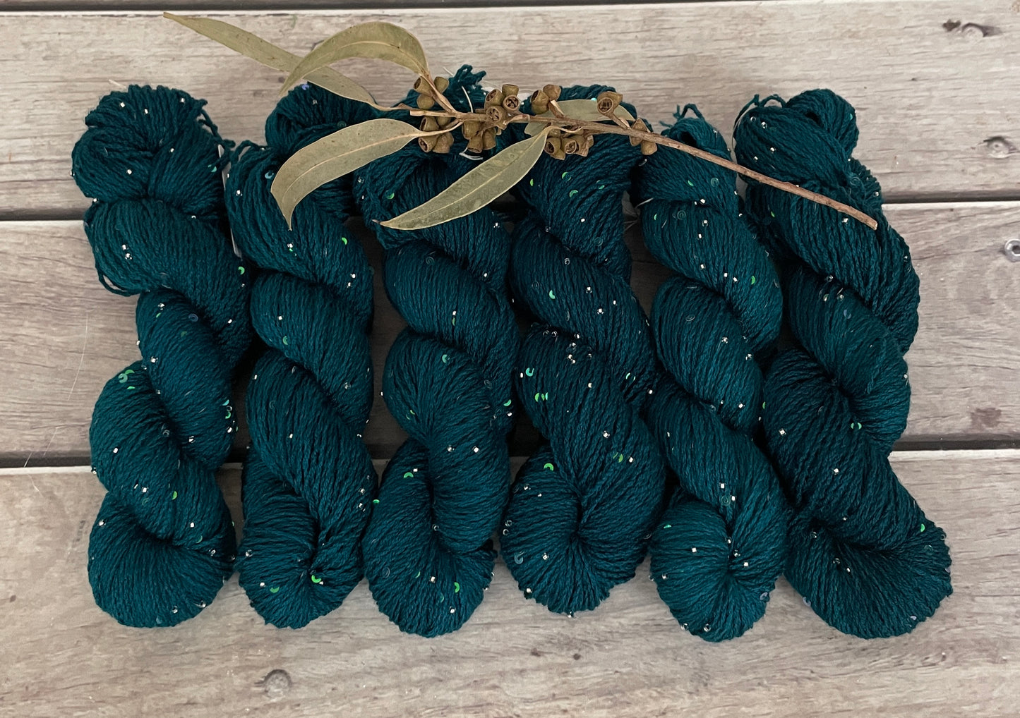 Vintage Button on merino bead and sequins - Yuja 8ply