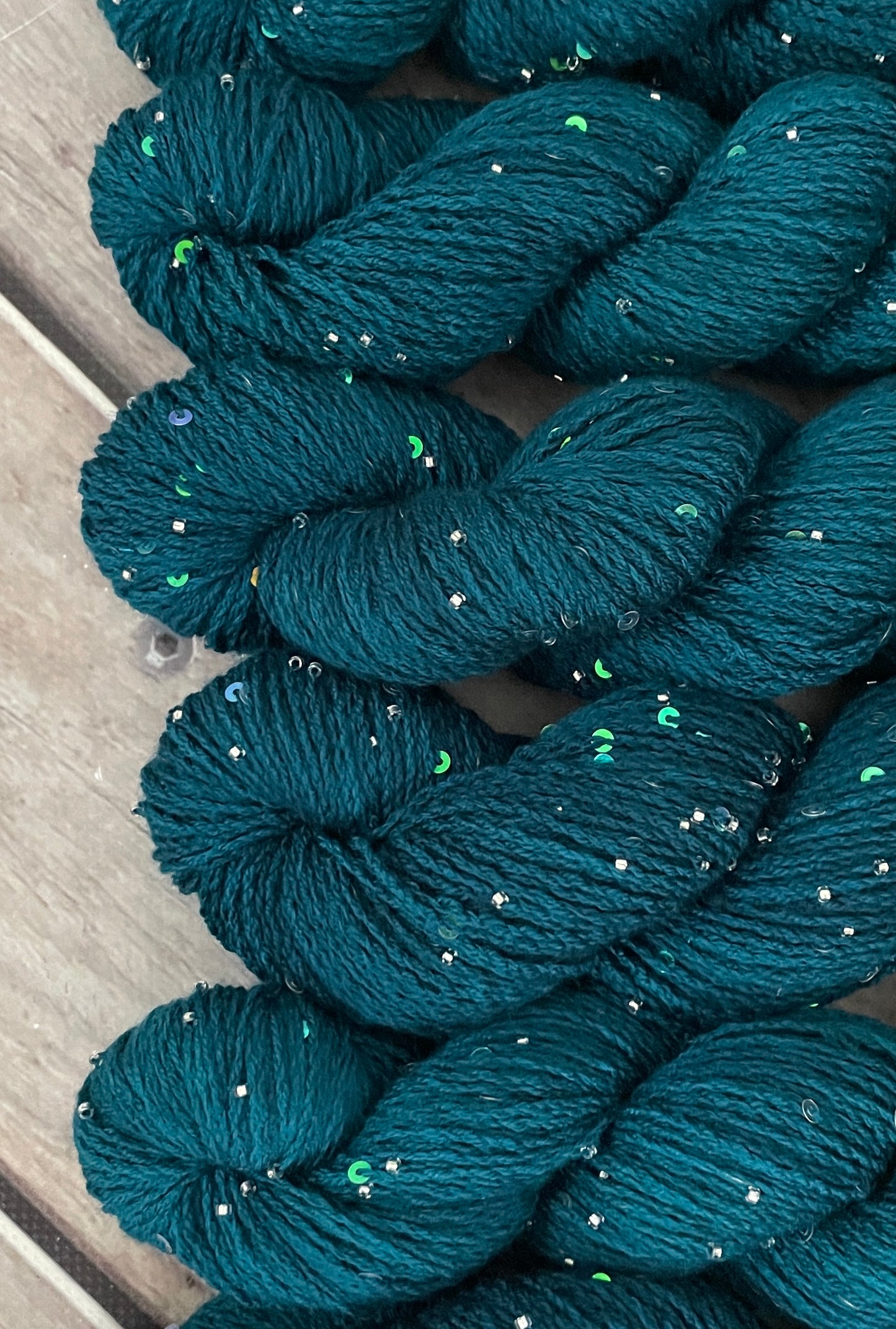 Vintage Button on merino bead and sequins - Yuja 8ply