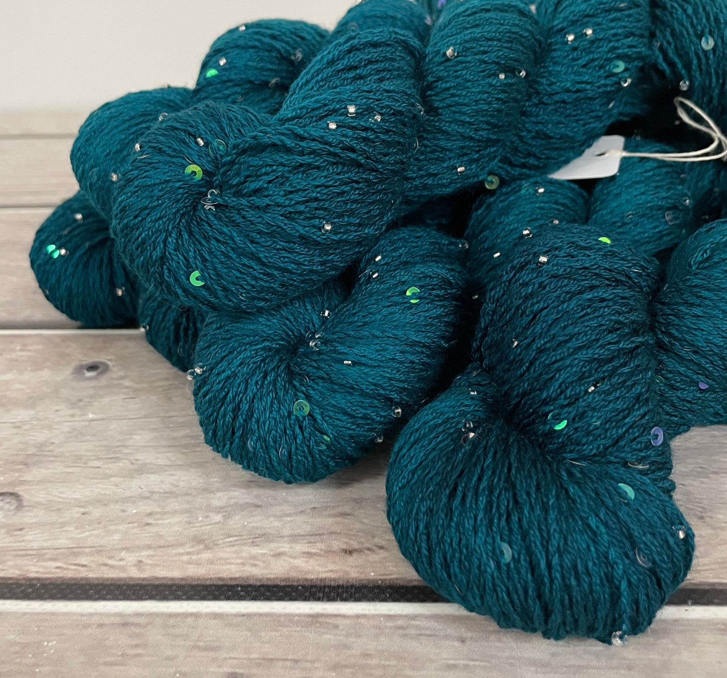 Vintage Button on merino bead and sequins - Yuja 8ply