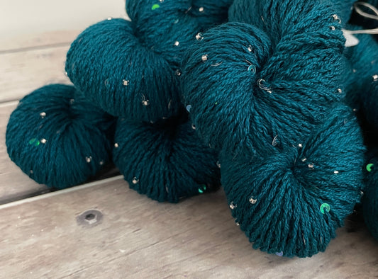 Vintage Button on merino bead and sequins - Yuja 8ply