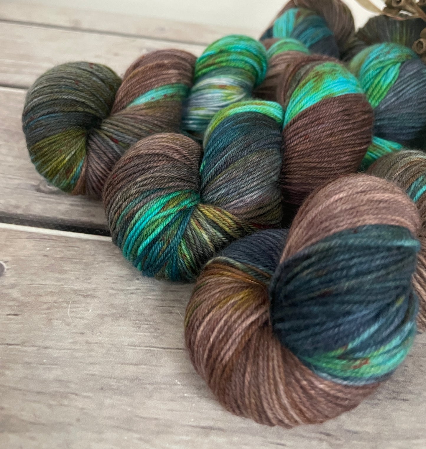 Flash of Brilliance ooak - sock yarn in merino and nylon - Darjeeling 4