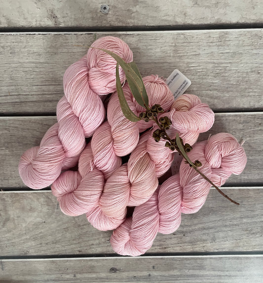 Dragons Gold - light - 4ply/fingering - silk and merino yarn - Jasmine 4