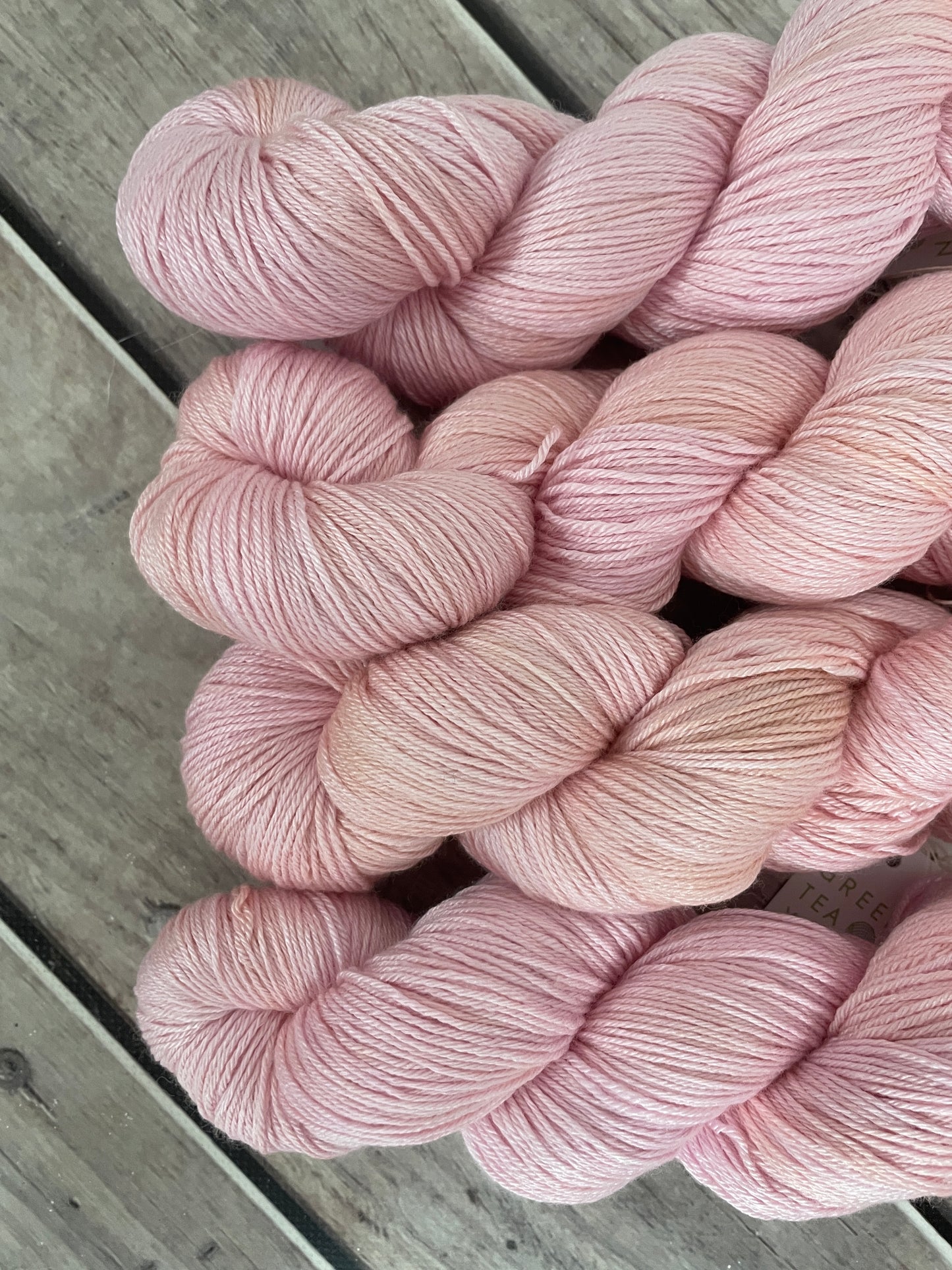 Dragons Gold - light - 4ply/fingering - silk and merino yarn - Jasmine 4