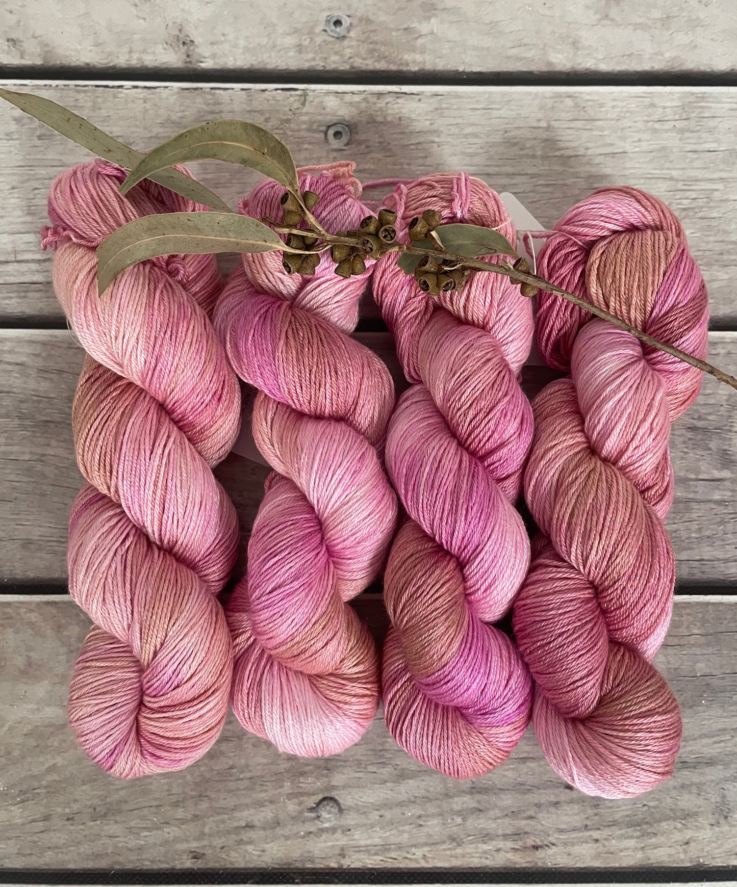 Dragons Gold - 4ply/fingering - silk and merino yarn - Jasmine 4