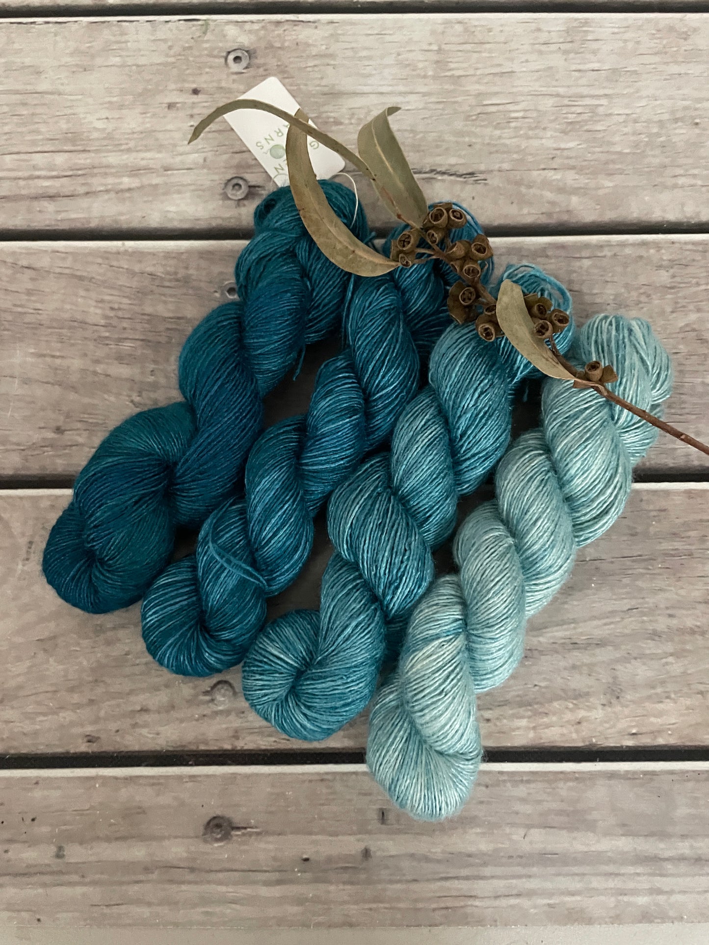 Murmurs fade - 4 ply Tussah silk singles - Sulkazura