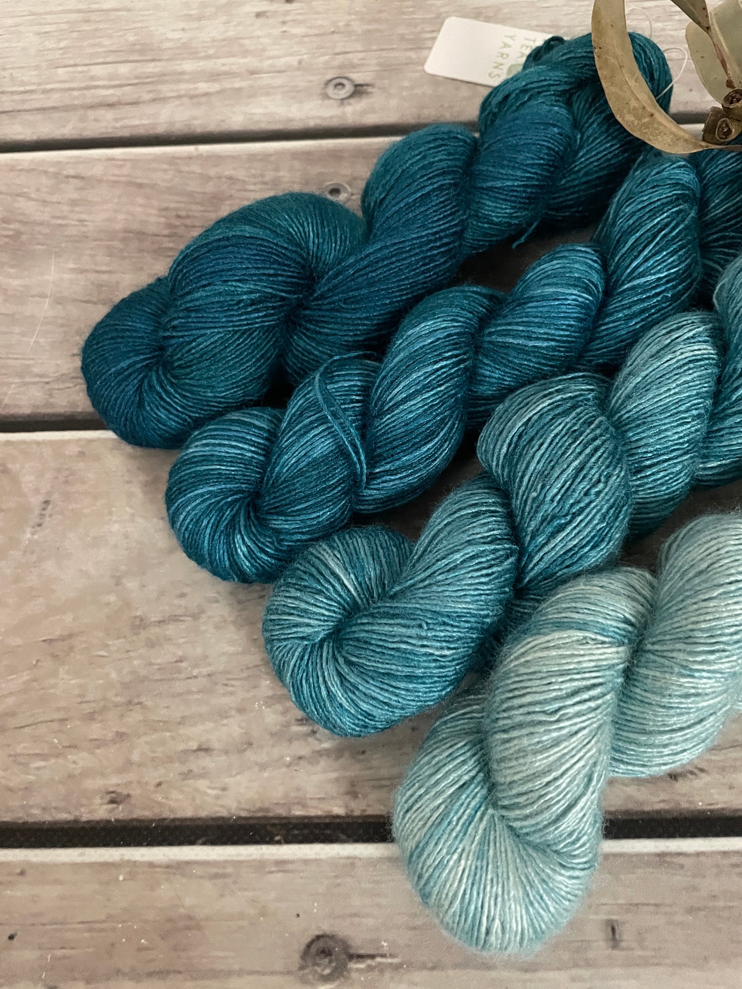 Murmurs fade - 4 ply Tussah silk singles - Sulkazura