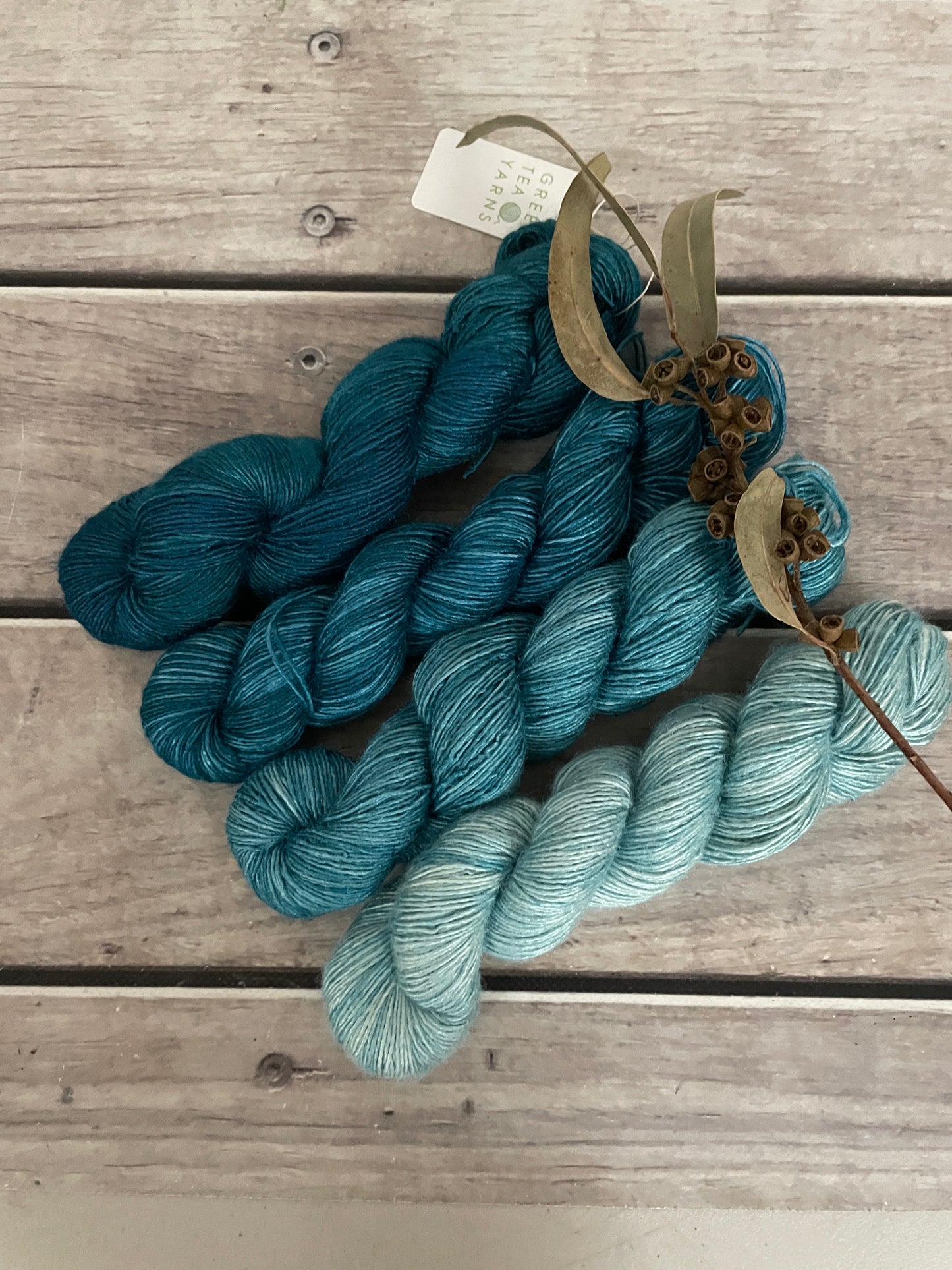 Murmurs fade - 4 ply Tussah silk singles - Sulkazura