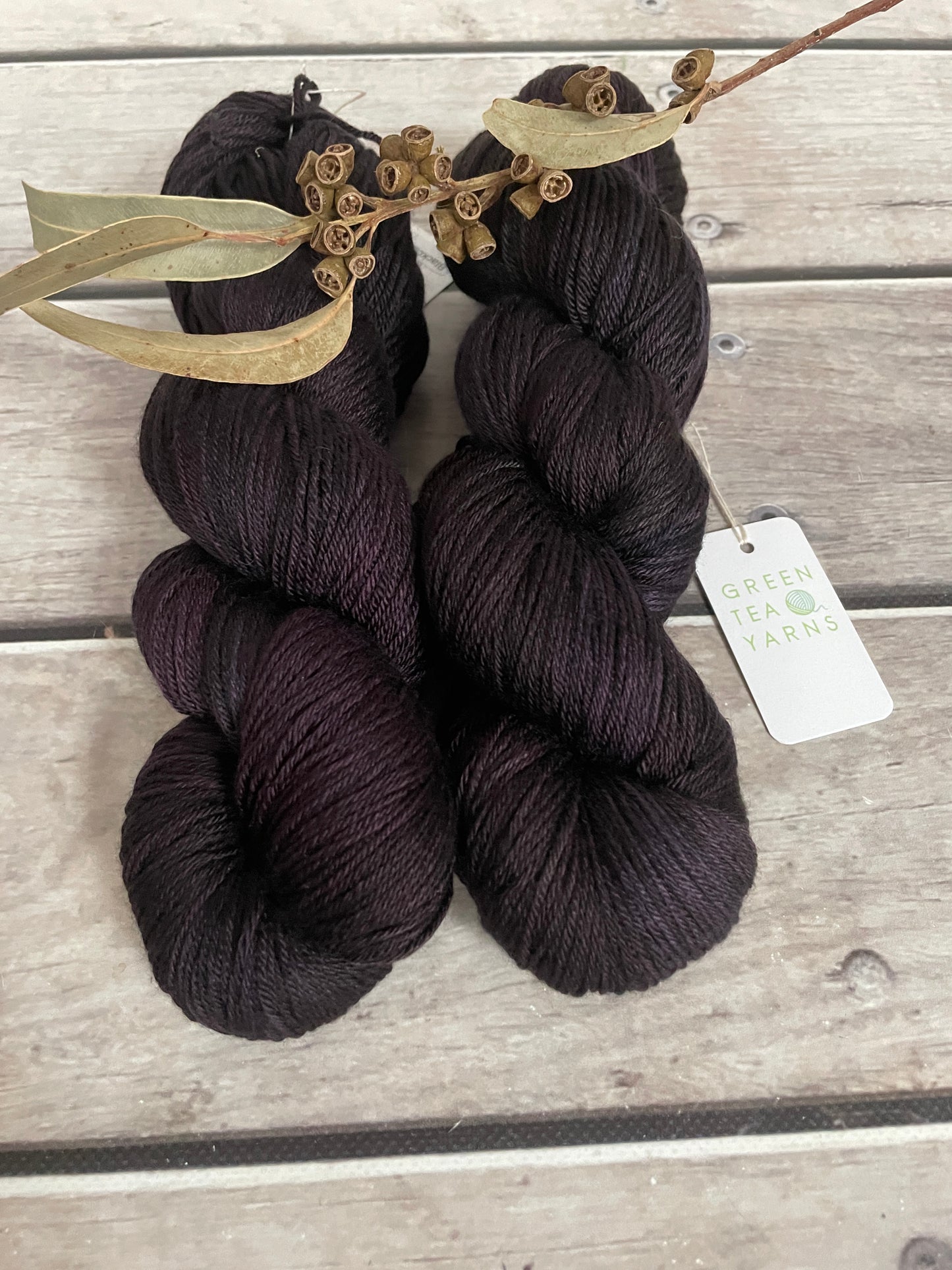 Blackcurrant - 4ply/fingering - silk and merino yarn - Jasmine 4