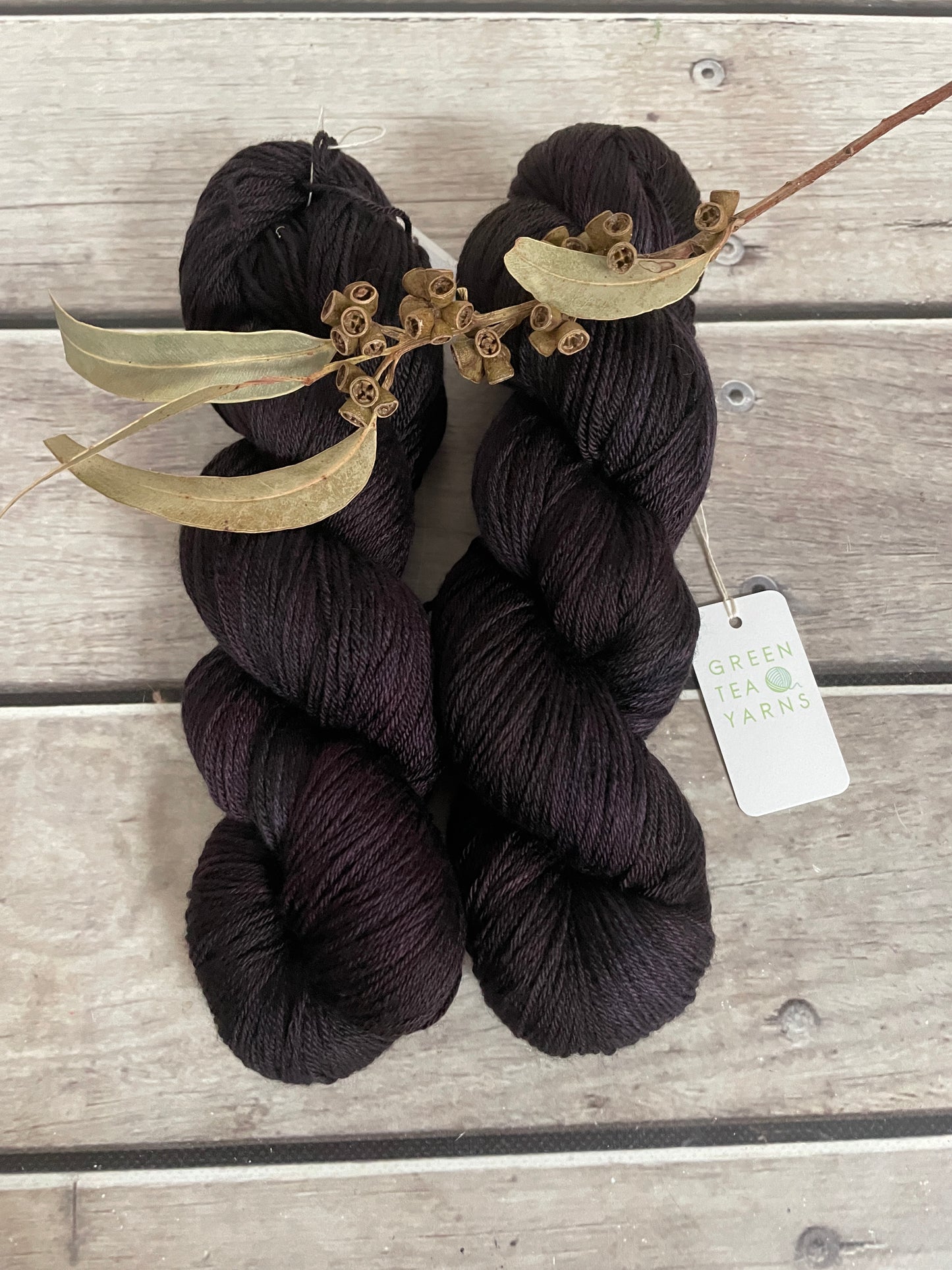 Blackcurrant - 4ply/fingering - silk and merino yarn - Jasmine 4