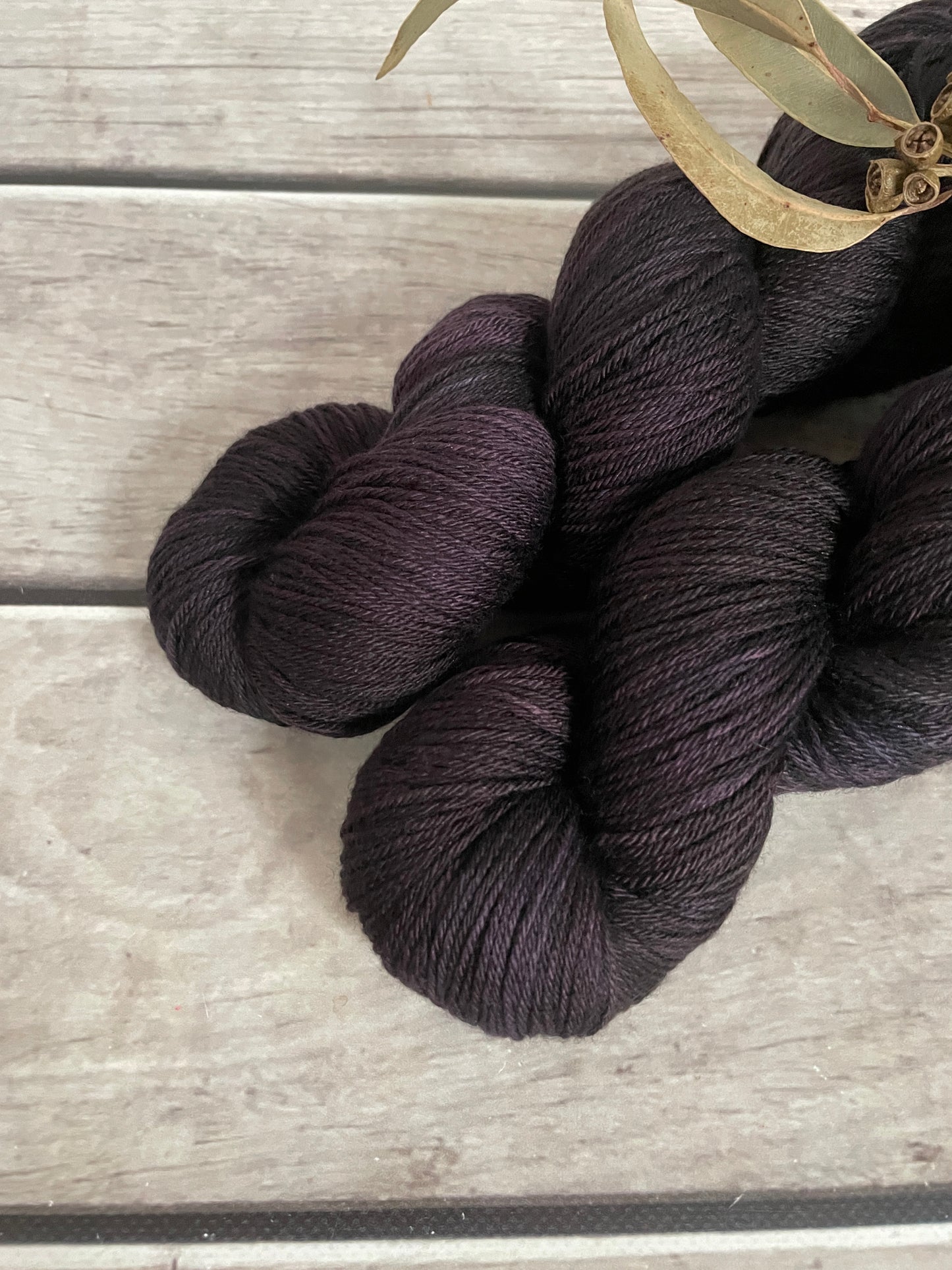 Blackcurrant - 4ply/fingering - silk and merino yarn - Jasmine 4