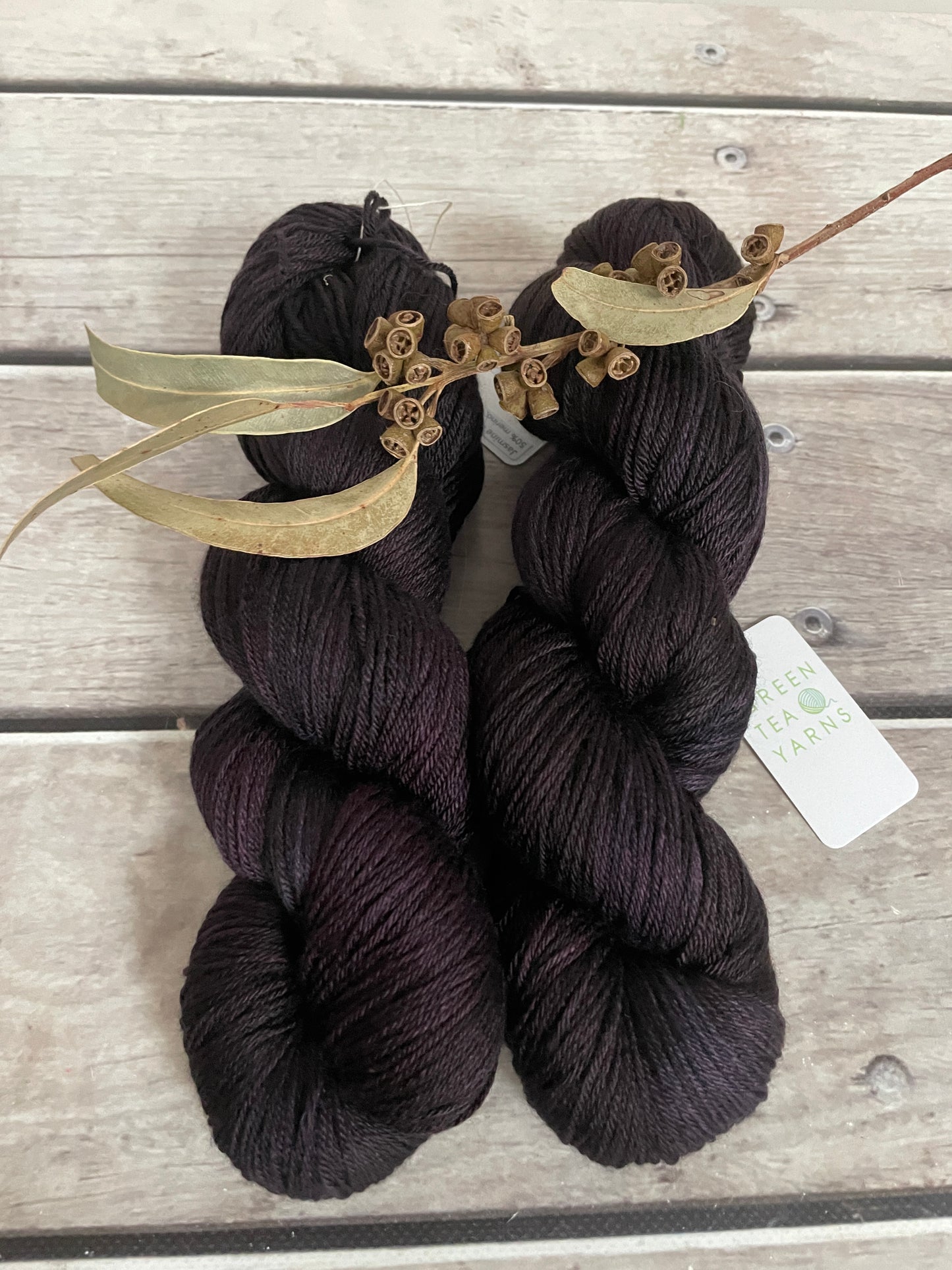 Blackcurrant - 4ply/fingering - silk and merino yarn - Jasmine 4
