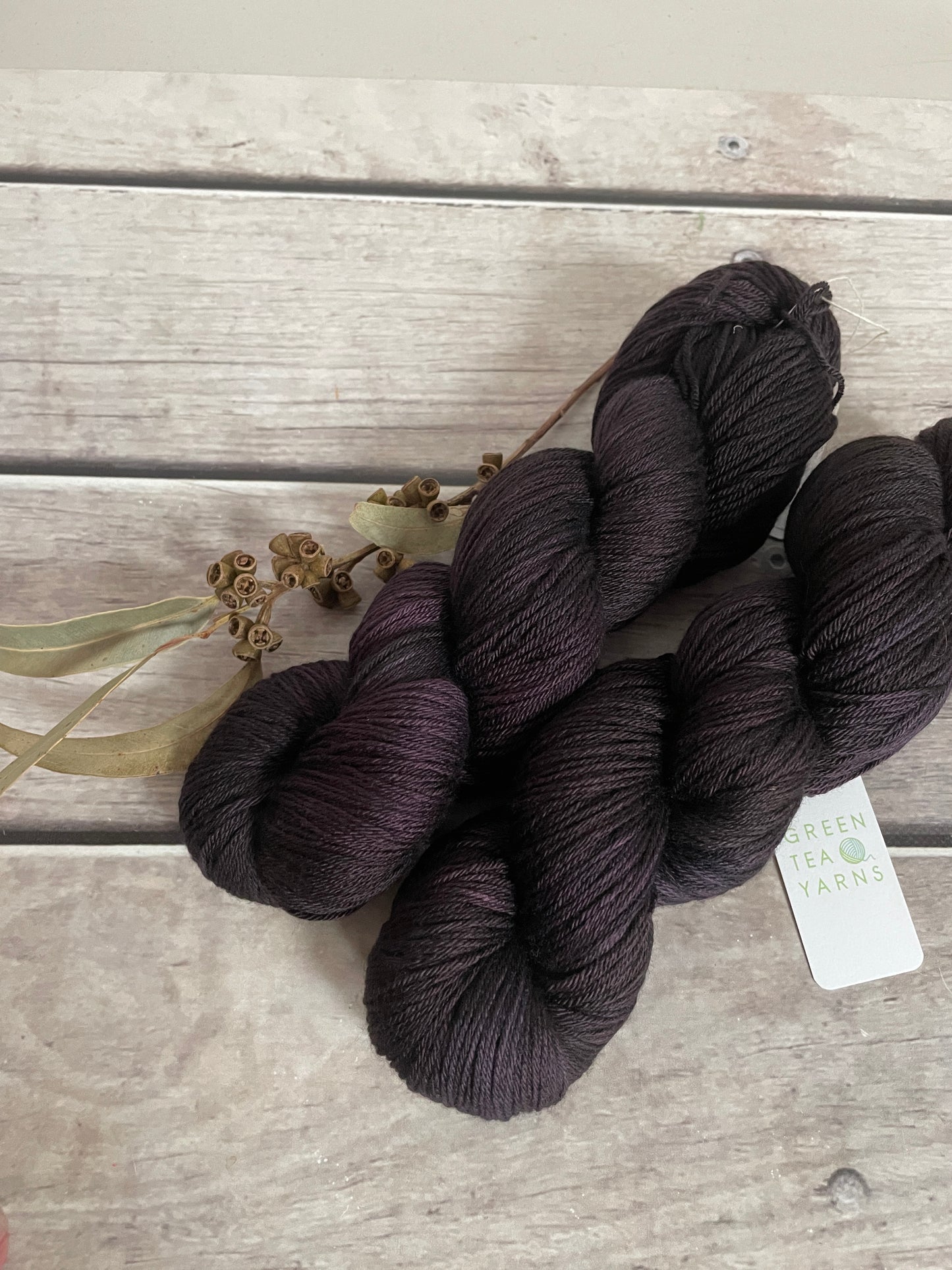 Blackcurrant - 4ply/fingering - silk and merino yarn - Jasmine 4