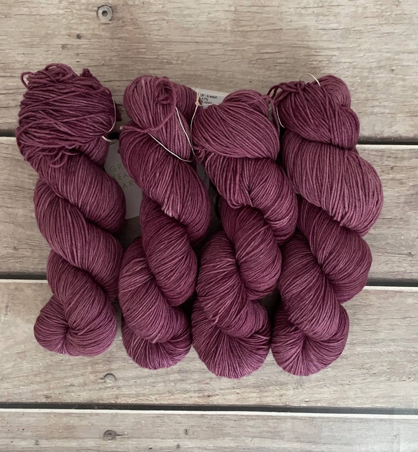 Grapeskins ooak - sock yarn in merino and nylon - Darjeeling
