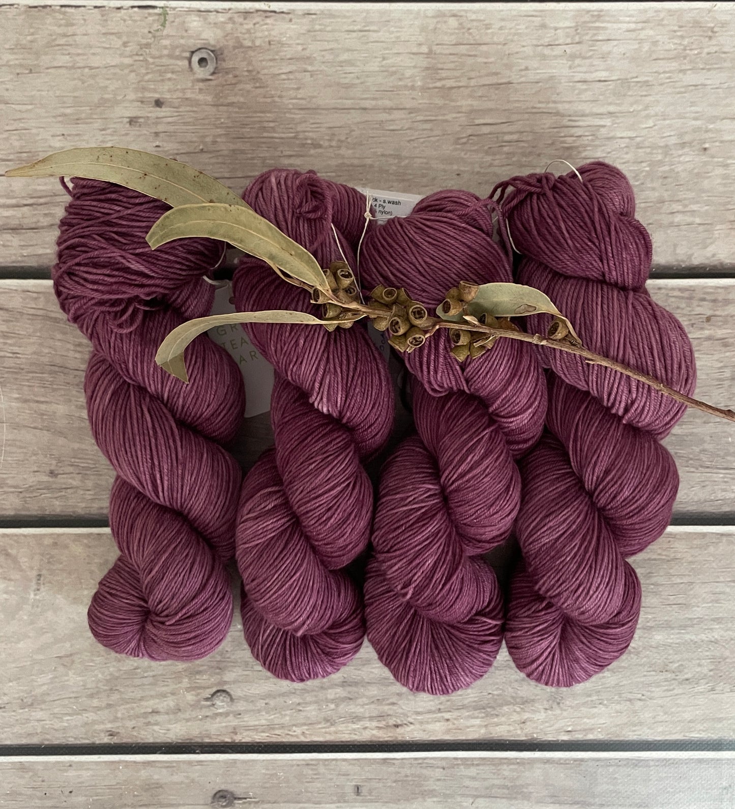 Grapeskins ooak - sock yarn in merino and nylon - Darjeeling