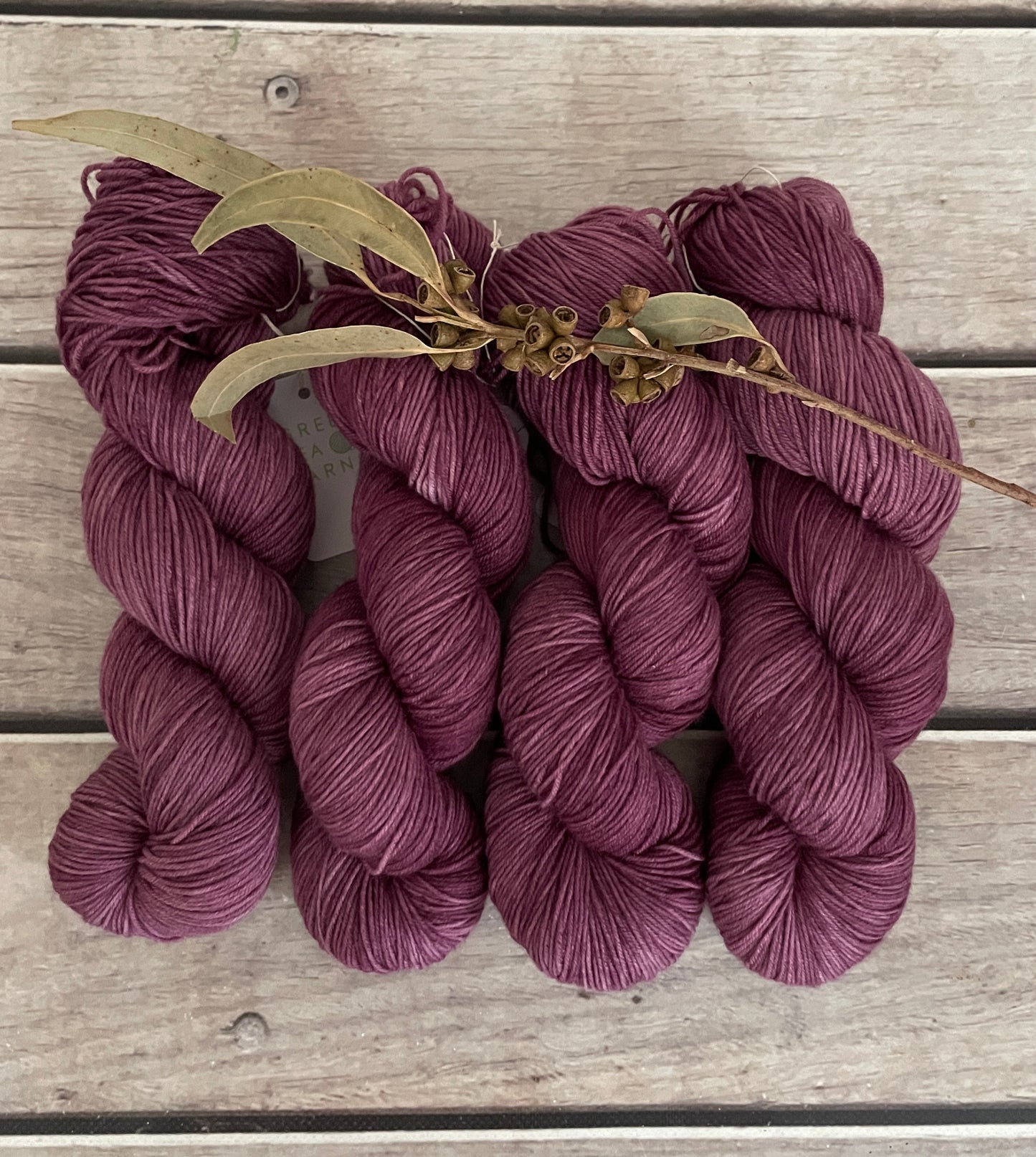 Grapeskins ooak - sock yarn in merino and nylon - Darjeeling