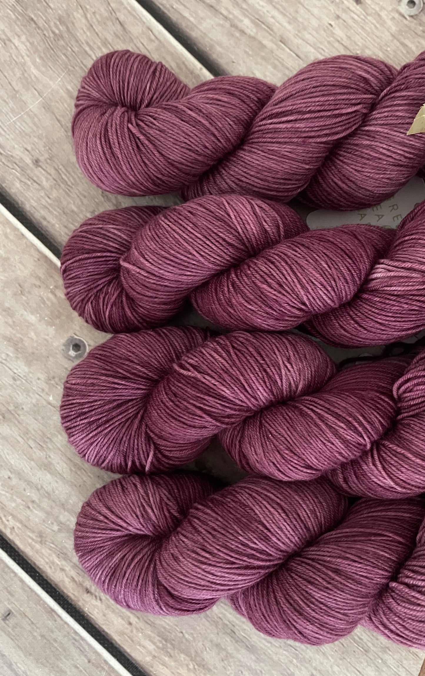 Grapeskins ooak - sock yarn in merino and nylon - Darjeeling