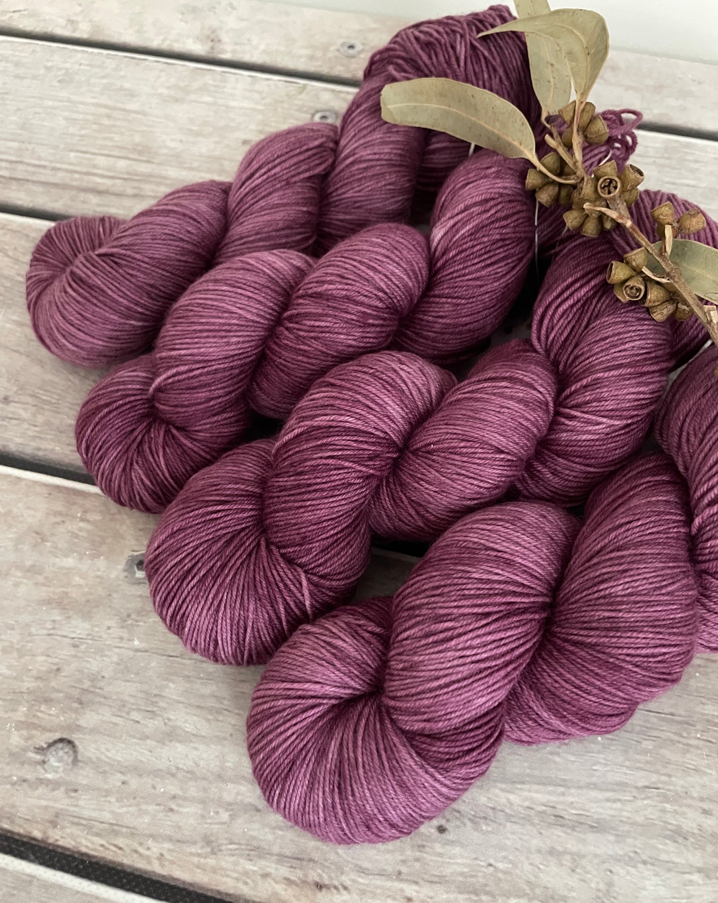 Grapeskins ooak - sock yarn in merino and nylon - Darjeeling