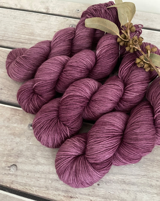 Grapeskins ooak - sock yarn in merino and nylon - Darjeeling