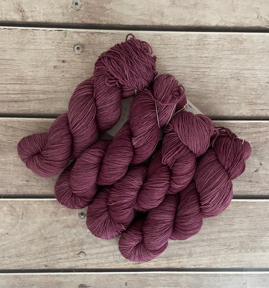 Grapeskins ooak - sock yarn in merino and nylon - Darjeeling