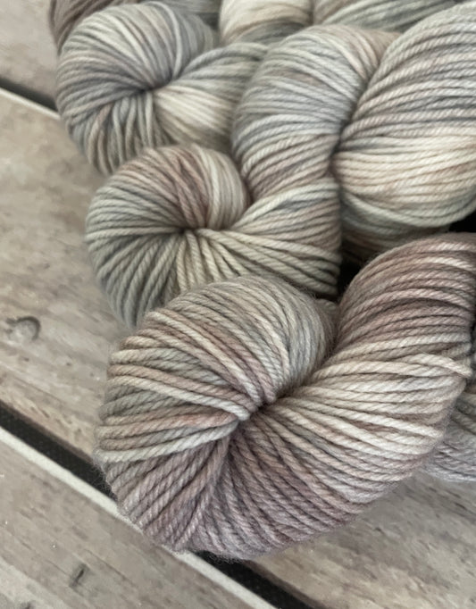 Oysters - Darjeeling DK sock yarn - 8 ply