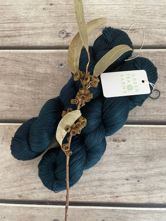 The Watchman - 4 ply in Mulberry silk - Pekoe f