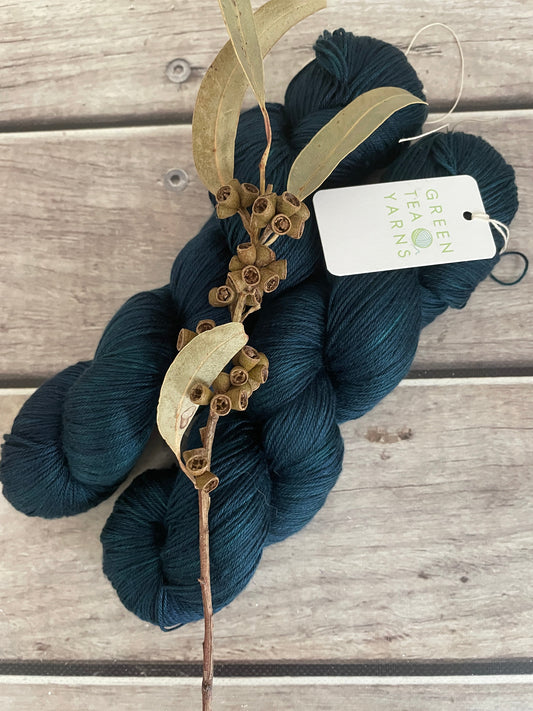 The Watchman - 4 ply in Mulberry silk - Pekoe f