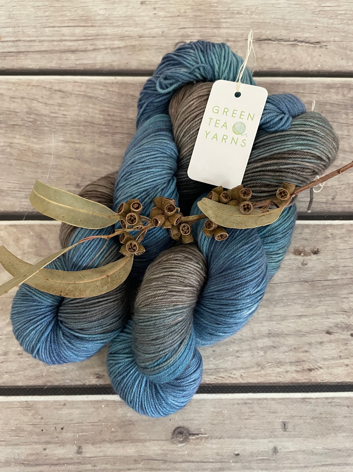 Intertidal ooak - 4 ply sock yarn in merino and nylon - Darjeeling 4