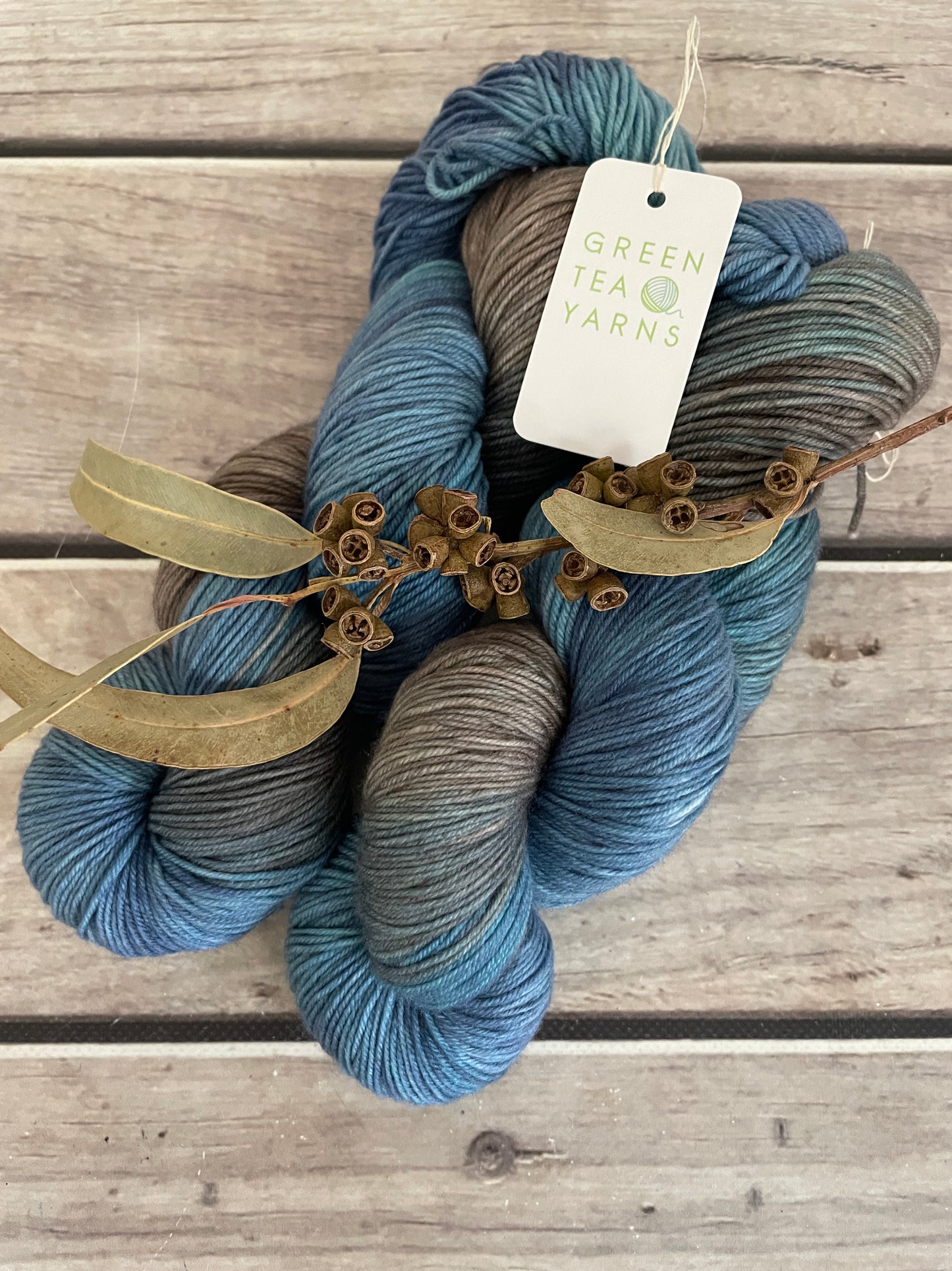 Intertidal ooak - 4 ply sock yarn in merino and nylon - Darjeeling 4