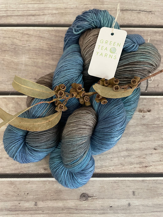 Intertidal ooak - 4 ply sock yarn in merino and nylon - Darjeeling 4