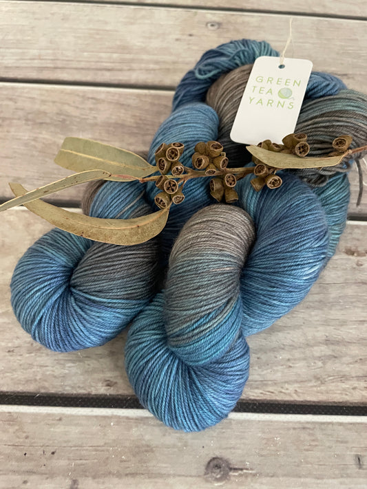 Intertidal ooak - 4 ply sock yarn in merino and nylon - Darjeeling 4