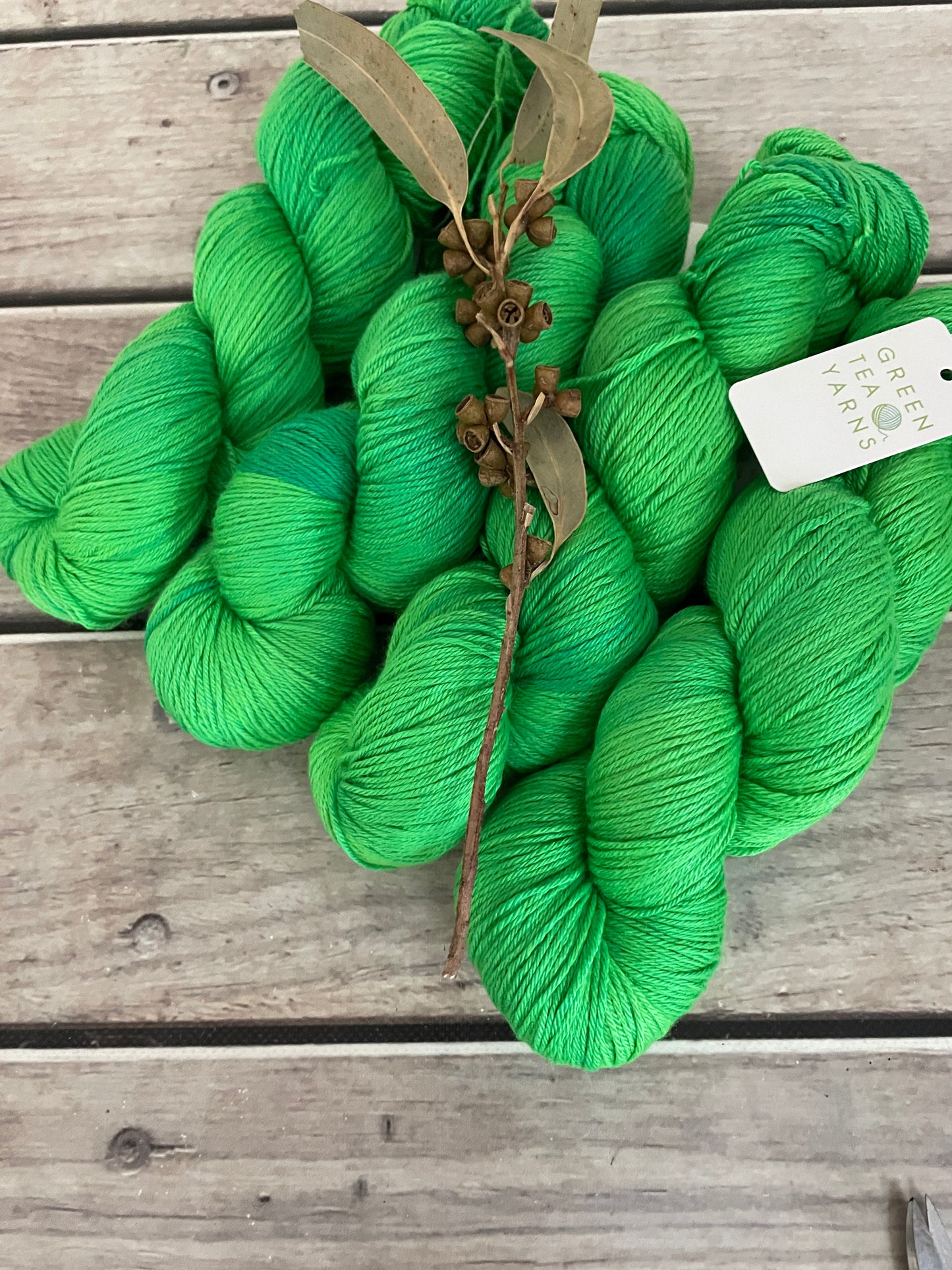 Get Seen Green ooak - Merino/silk - 4 Ply - Jasmine