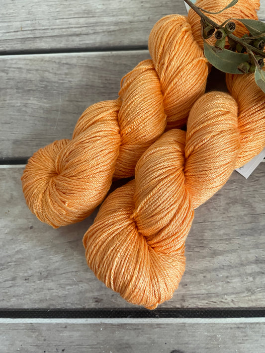 Apricot Mist - 4ply/fingering - silk and merino - Jasmin 4