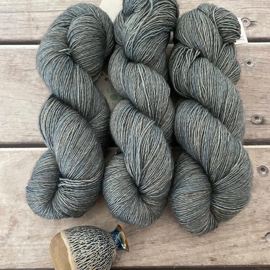 Moon Blue - 4 ply singles, Merino, silk, yak - Cassis f